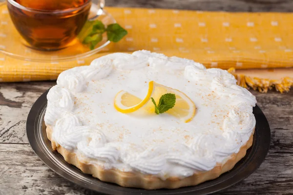 레몬으로 장식 접시에 레몬 타트 — 스톡 사진