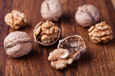 Ceviz ahşap bir masaya izole