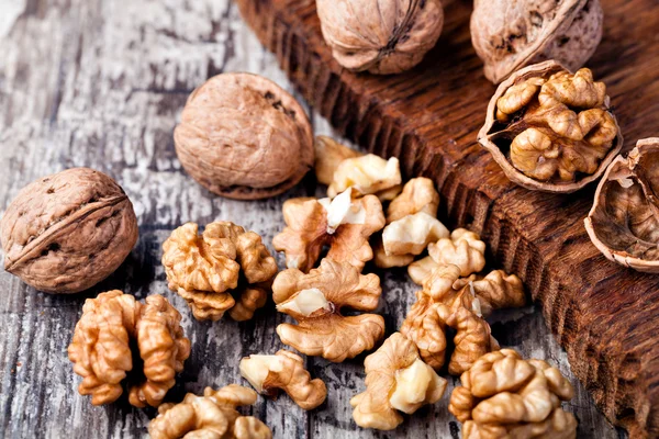 Walnoten geïsoleerd op een houten tafel — Stockfoto