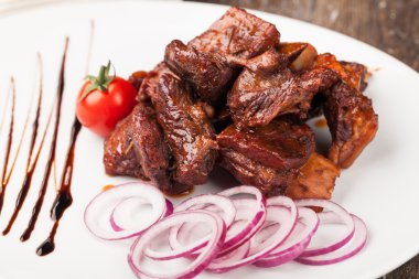 Beyaz bir plaka üzerinde ızgara et 