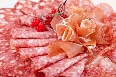 sosis salam dilimlenmiş