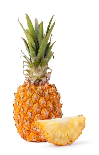 Ananas izolat pe fundal alb — Fotografie, imagine de stoc