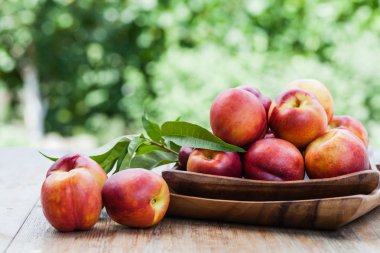 Ahşap arka planda taze şeftali