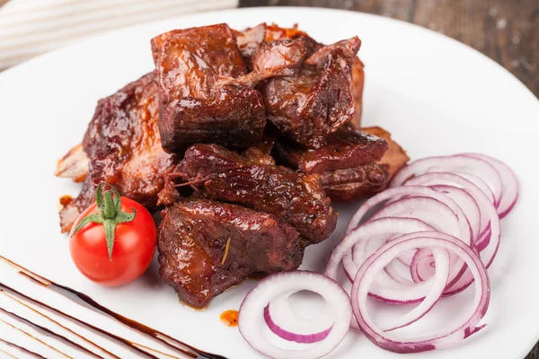 Fleisch auf einem weißen Teller grillen — Stockfoto