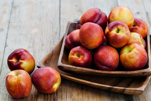 Ahşap arka planda taze şeftali