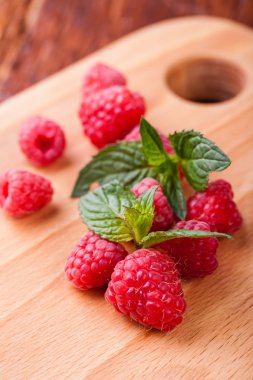 Ahududu ahşap arka plan seçici odak üstünde