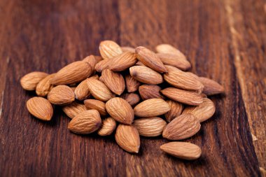 badem fındık ahşap bir masa üzerinde