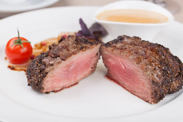 구운 쇠고기 스테이크 — 스톡 사진