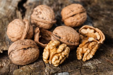 Ceviz ahşap bir masaya izole