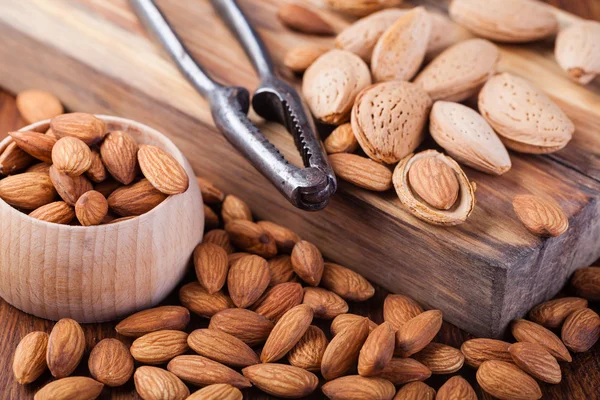 Amandelen noten op een houten tafel — Stockfoto