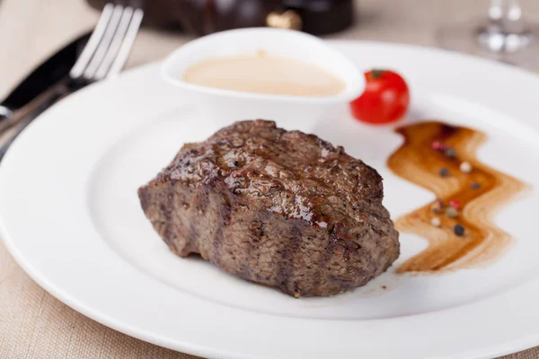 Deliciosa carne grelhada na mesa, close-up — Fotografia de Stock