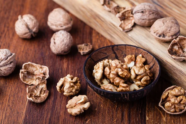 Орехи изолированы на деревянном столе — стоковое фото