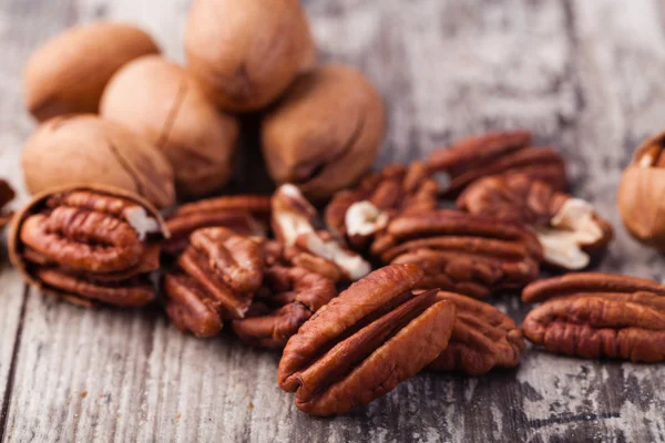 Pecannoten op een houten tafel — Stockfoto