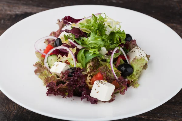 Frischer griechischer Salat im Teller — Stockfoto