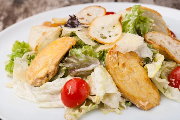 Salat mit Huhn — Stockfoto