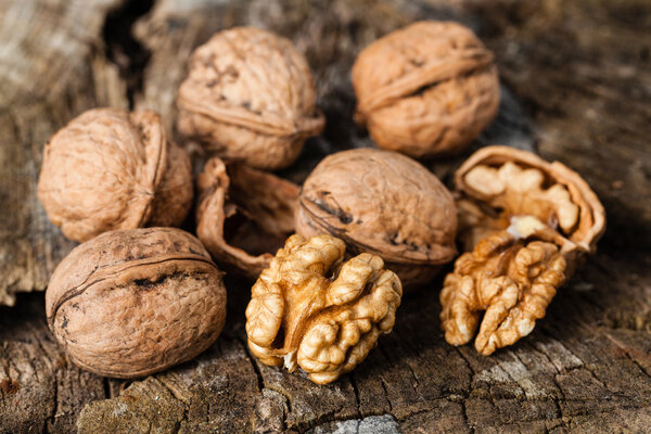 орехи изолированы на деревянном столе

