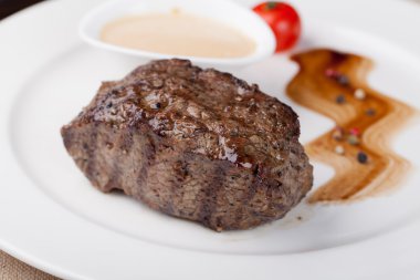 Lezzetli ızgara et masada, yakın çekim