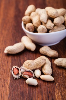 Ahşap bir masaya izole fıstık