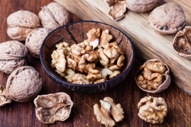 Ceviz ahşap bir masaya izole