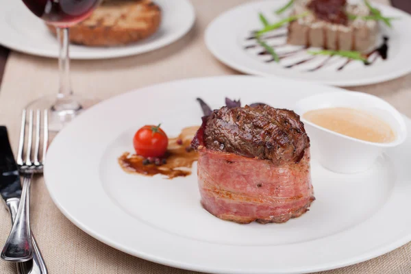 Gegrilltes Filetsteak auf einem Teller — Stockfoto