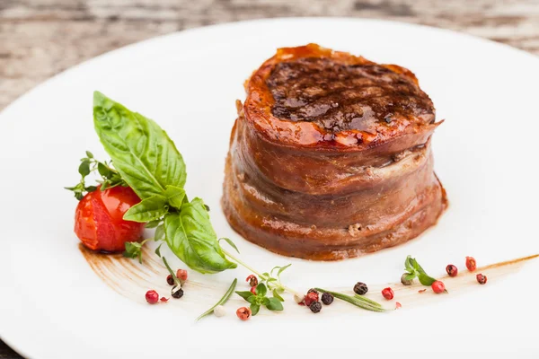 Bistecca di filetto alla griglia su un piatto — Foto Stock