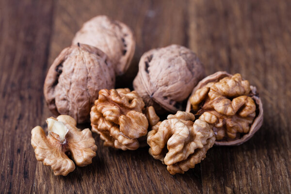 орехи изолированы на деревянном столе
