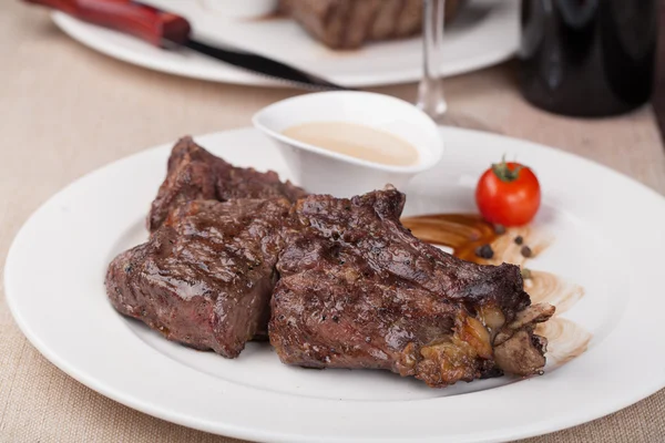 Gegrilde ribeye steak op een plaat — Stockfoto