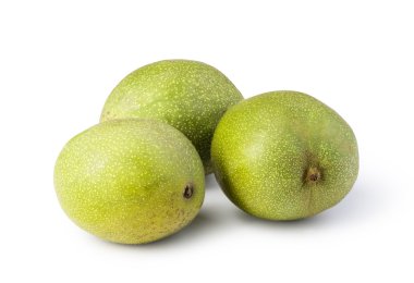 Beyaz arkaplanda izole edilmiş cevizler