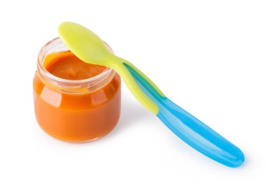 Beyaz arka plan üzerinde izole kaşık ile bebek püresi