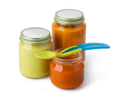 Beyaz arka plan üzerinde izole kaşık ile bebek püresi