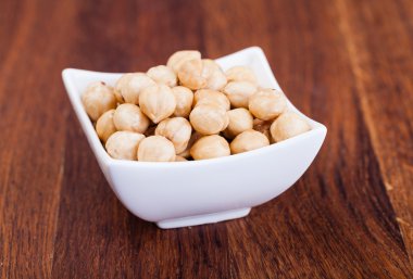 ahşap bir masa portre görünümünde fındık