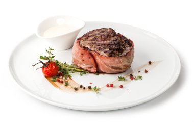 Tabakta ızgara biftek.