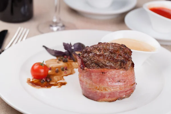 Bistecca di filetto alla griglia su un piatto — Foto Stock