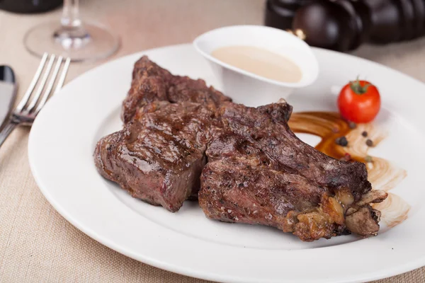 Gegrilltes Ribeye Steak auf einem Teller — Stockfoto