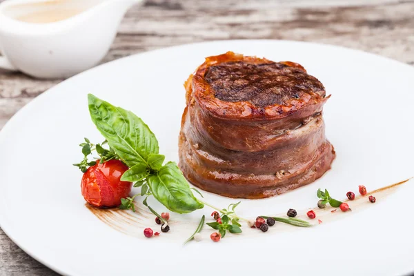 Bistecca di filetto alla griglia su un piatto — Foto Stock