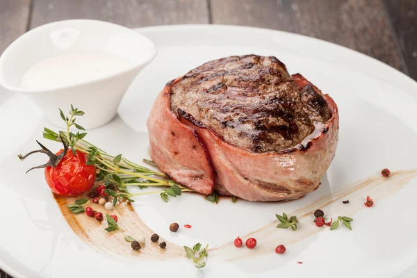Grilovaný hovězí steak na talíři — Stock fotografie