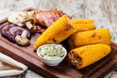 Izgarada mısır koçanı ahşap plaka üzerinde