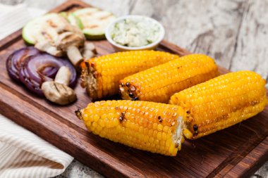 Izgarada mısır koçanı ahşap plaka üzerinde
