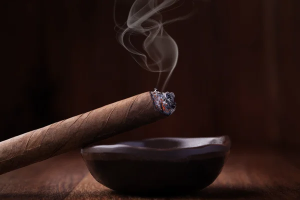 Kubanska cigarr i askfat — Stockfoto