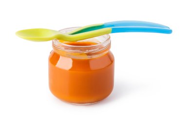 Beyaz arka plan üzerinde izole kaşık ile bebek püresi