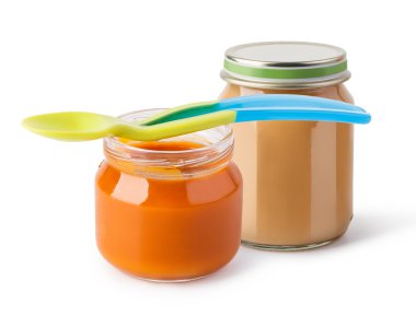 Beyaz arka plan üzerinde izole kaşık ile bebek püresi