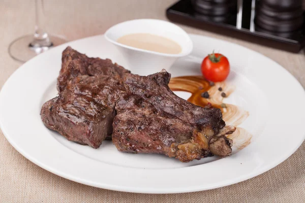 Gegrilde ribeye steak op een plaat — Stockfoto