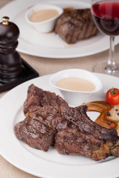 Gegrilltes Ribeye Steak auf einem Teller — Stockfoto