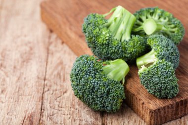 Tahta masada taze brokoli.