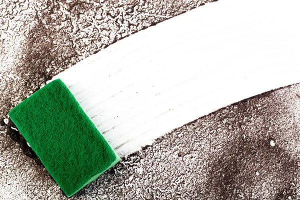 Trace spons op een vuile grijze muur schoonmaken — Stockfoto