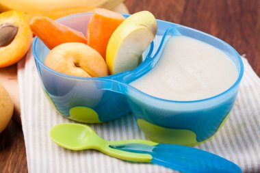 bir tablo üzerinde bebek maması