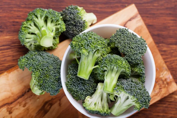 Färsk broccoli på ett träbord — Stockfoto