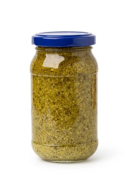 Beyaz arkaplanda yalıtılmış fesleğen sosu