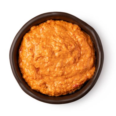 Beyaz arka planda izole edilmiş kırmızı pesto soslu kase