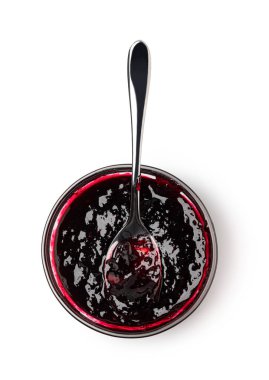 çay tabağında kaşık, reçel beyaza izole edilmiş.